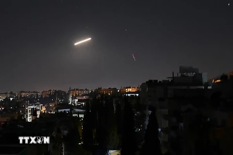 Tên lửa phòng không của Syria đánh chặn một vụ tấn công bằng tên lửa trên bầu trời Damascus. (Ảnh: THX/TTXVN)
