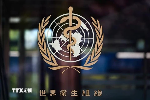 Biểu tượng Tổ chức Y tế Thế giới (WHO) tại trụ sở ở Geneva, Thụy Sĩ. (Ảnh: AFP/TTXVN)