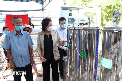 Chủ tịch Quốc hội Nguyễn Thị Kim Ngân tham quan hệ thống lọc nước. (Ảnh: Huỳnh Phúc Hậu/TTXVN)