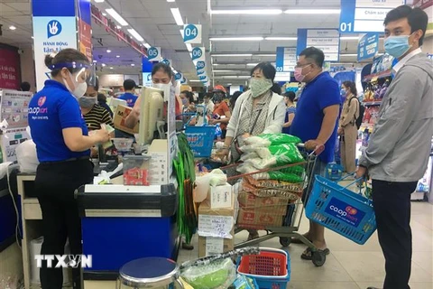 Người dân mua sắm tại hệ thống siêu thị Sài Gòn Co.op. (Ảnh: Thanh Vũ/TTXVN)