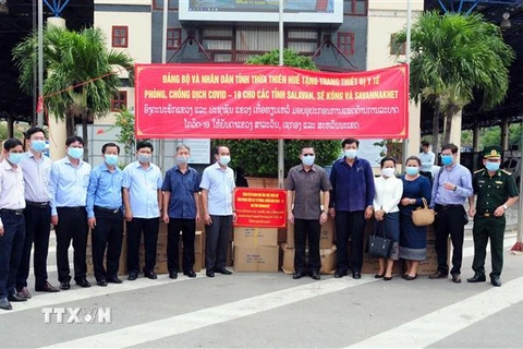 Đoàn công tác của tỉnh Thừa Thiên-Huế trao tặng trang thiết bị y tế phòng, chống dịch COVID-19 cho tỉnh Savannakhet (Lào). (Ảnh: TTXVN phát)