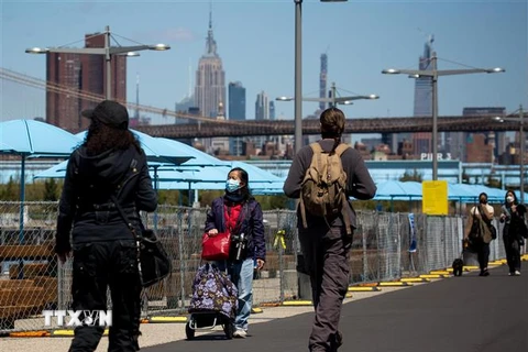 Người dân đeo khẩu trang phòng dịch COVID-19 khi đi dạo trong công viên ở Brooklyn, New York, Mỹ. (Ảnh: THX/TTXVN)