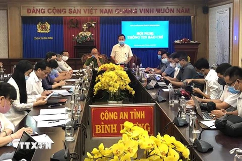 Ông Bùi Hữu Toàn, Phó trưởng Ban Tuyên giáo Tỉnh ủy Bình Dương, phát biểu tại họp báo. (Ảnh : Nguyễn Văn Việt/TTXVN)