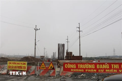 Nhà thầu triển khai xây dựng 1 cầu vượt tại địa phận thành phố Ninh Bình. (Ảnh: Đức Phương/TTXVN)