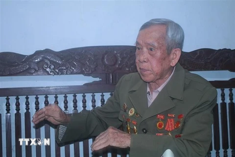 Cựu chiến binh Lưu Bá Chịch kể về những ngày tháng làm y tá trên cứ điểm C2 (Điện Biên Phủ). (Ảnh: Chu Hiệu/TTXVN)