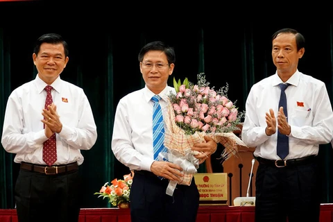 Lãnh đạo tỉnh Bà Rịa-Vũng Tàu chúc mừng ông Lê Ngọc Khánh. (Nguồn: baochinhphu.vn)