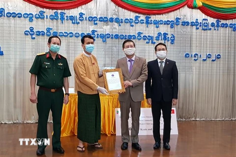 Đại sứ quán và cộng đồng người Việt tại Myanmar buổi ủng hộ Vùng Yangon chống dịch COVID-19. (Ảnh: TTXVN phát)