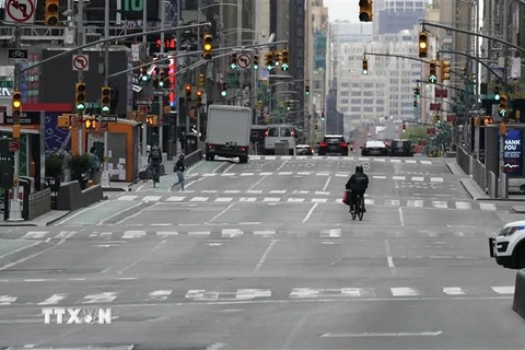 Giao thông thưa thớt tại một tuyến phố ở New York, Mỹ do dịch COVID-19. (Ảnh: AFP/TTXVN)
