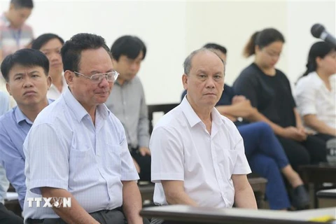 Bị cáo Trần Văn Minh, cựu Chủ tịch UBND thành phố Đà Nẵng, và các bị cáo tại phiên tòa. (Ảnh: Doãn Tấn/TTXVN)