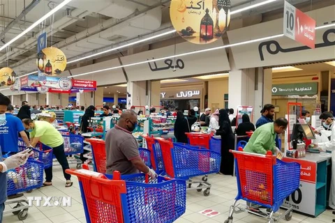 Khách hàng mua sắm chuẩn bị cho tháng lễ Ramadan tại một siêu thị ở Riyadh, Saudi Arabia. (Ảnh: AFP/TTXVN)