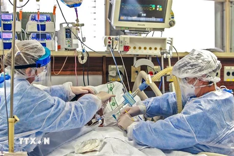 Nhân viên y tế chăm sóc bệnh nhân mắc COVID-19 tại một bệnh viện ở Porto Alegre, Brazil. (Ảnh: AFP/TTXVN)