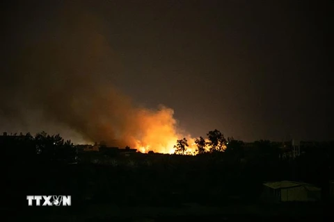 Khói lửa bốc ngùn ngụt sau một vụ nã pháo tại Salah Al-Din ở Tripoli ngày 9/5.( Ảnh: THX/TTXVN)