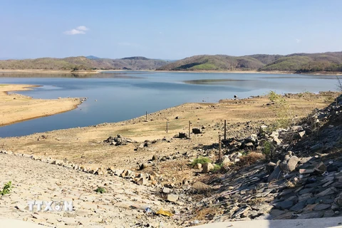 Lượng nước tại hồ Hàm Thuận hiện còn 45% so với dung tích thiết kế. (Ảnh: Nguyễn Thanh/TTXVN)