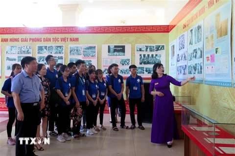 Đông đảo học sinh, sinh viên và người dân Thái Nguyên đến thăm quan triển lãm. (Ảnh: Thu Hằng/TTXVN)