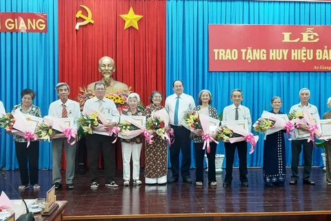 Lễ trao tặng Huy hiệu Đảng cho các đảng viên cao tuổi. (Nguồn: Báo An Giang)