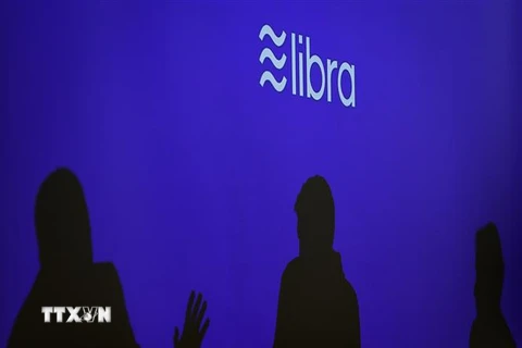 Biểu tượng tiền kỹ thuật số Libra tại một hội nghị ở Geneva, Thụy Sĩ. (Ảnh: AFP/TTXVN)