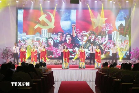 Tiết mục văn nghệ trong Lễ kỷ niệm 130 năm Ngày sinh Chủ tịch Hồ Chí Minh. (Ảnh: Nguyễn Oanh/TTXVN)