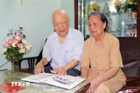 Ông Nguyễn Văn Luyện và bà Lê Thị Mận từng vinh dự phục vụ Chủ tịch Hồ Chí Minh. (Ảnh: Minh Thu/TTXVN)