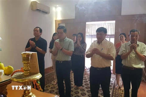 Cán bộ, nhân viên Đại sứ quán Việt Nam tại Myanmar dâng hương tại bàn thờ Bác Hồ. (Ảnh: TTXVN phát)