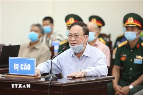 Bị cáo Nguyễn Văn Hiến khai báo trước Hội đồng xét xử. (Ảnh: Dương Giang/TTXVN)