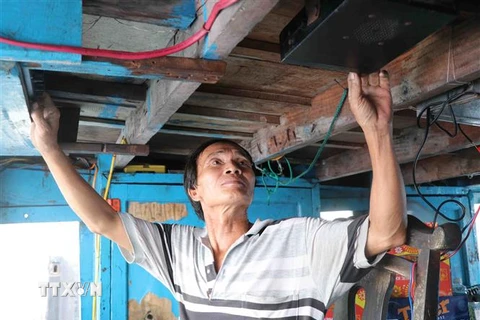 Ngư dân phường Phú Đông, thành phố Tuy Hòa, Phú Yên kiểm tra thiết bị tàu cá trước khi vươn khơi. (Ảnh: Phạm Cường/TTXVN)