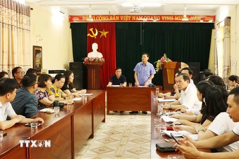 Chủ tịch Ủy ban Nhân dân thành phố Hải Phòng Nguyễn Văn Tùng làm việc tại Trường Tiểu học Quang Trung liên quan đến việc học sinh phải đứng ngoài cổng trường giữa trưa nắng. (Ảnh: Minh Thu/TTXVN)