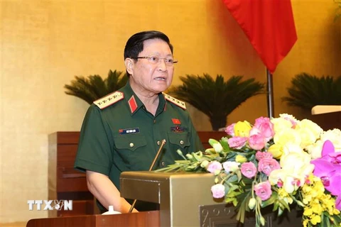 Bộ trưởng Bộ Quốc phòng Ngô Xuân Lịch trình bày Tờ trình về dự án Luật Biên phòng Việt Nam. (Ảnh: Doãn Tấn/TTXVN)