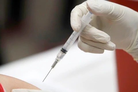Các chuyên gia của trung tâm NITsEM đã tự thử nghiệm vắcxin chống virus corona trên người họ. (Nguồn: corona24.news)