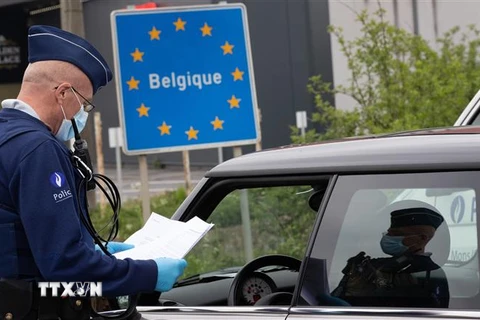 Cảnh sát Bỉ tiến hành kiểm tra tại khu vực biên giới với Pháp ở Quevy. (Ảnh: AFP/TTXVN)