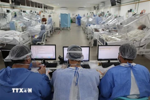 Nhân viên y tế điều trị cho bệnh nhân COVID-19 tại bệnh viện ở Manaus, Brazil. (Ảnh: AFP/TTXVN)