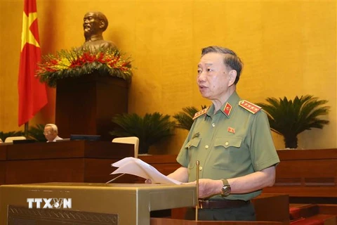 Bộ trưởng Bộ Công an Tô Lâm trình bày Tờ trình về dự án Luật Cư trú (sửa đổi). (Ảnh: Doãn Tấn/TTXVN)