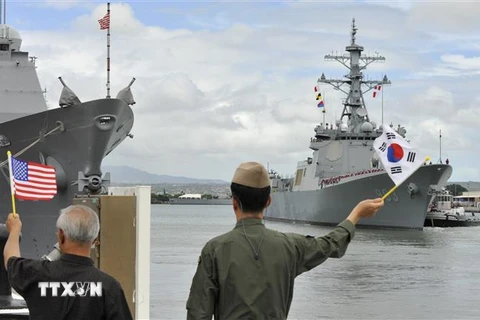 Tàu của hải quân Mỹ và Hàn Quốc tham gia cuộc tập trận Vành đai Thái Bình Dương (RIMPAC) ngày 7/7/2014. (Ảnh: AFP/TTXVN)