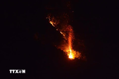 Đám cháy vẫn bùng phát tại núi Sọ, nhưng lực lượng chức năng không còn có mặt để khống chế đám cháy. (Ảnh: Văn Dũng/TTXVN)