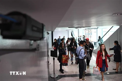 Hành khách tại sân bay quốc tế Phnom Penh, Campuchia. (Ảnh: AFP/TTXVN)