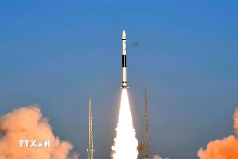 Một tên lửa đẩy được phóng từ Trung tâm phóng vệ tinh Tửu Tuyền ở tỉnh Cam Túc, Tây Bắc Trung Quốc. (Ảnh: THX/TTXVN)