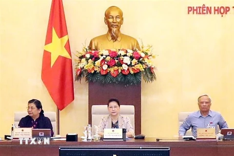 Chủ tịch Quốc hội Nguyễn Thị Kim Ngân và các Phó Chủ tịch Quốc hội điều hành phiên họp. (Ảnh: Trọng Đức/TTXVN)