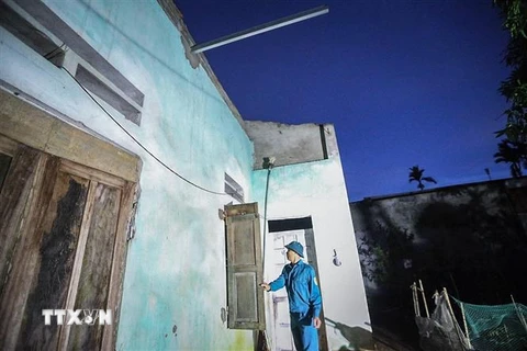 Căn nhà của anh Bùi Văn Quang bị dông lốc chiều muộn 1/6 làm bay toàn bộ phần nóc nhà. (Ảnh: Trọng Đạt/TTXVN)