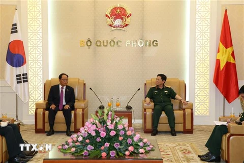 Đại tướng Ngô Xuân Lịch tiếp Ngài Park Noh-Wan, Đại sứ Đặc mệnh toàn quyền Hàn Quốc tại Việt Nam. (Ảnh: Minh Tuấn/Thông tấn Quân sự)