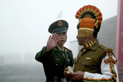 Binh lính Trung Quốc và Ấn Độ tại biên giới hai nước. (Nguồn: AFP)