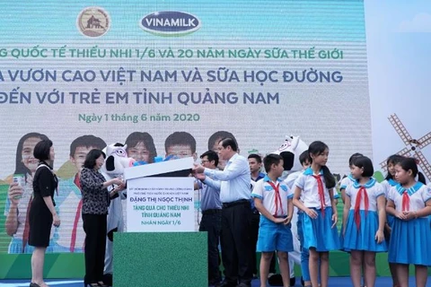 Phó Chủ tịch nước Đặng Thị Ngọc Thịnh cùng các đại biểu mở món quà đặc biệt dành tặng các em học sinh nhân ngày tết thiếu nhi. (Nguồn: Vinamilk)