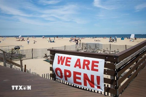 Một nhà hàng cạnh bờ biển mở cửa phục vụ khách hàng tại bang New Jersey, Mỹ ngày 16/5. (Ảnh: THX/TTXVN)