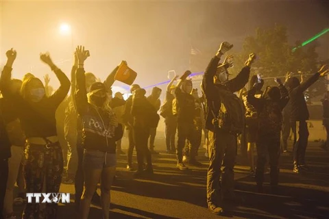 Người biểu tình tuần hành tại Minneapolis, Mỹ, bày tỏ phẫn nộ trước cái chết của người da màu George Floyd. (Ảnh: THX/TTXVN)