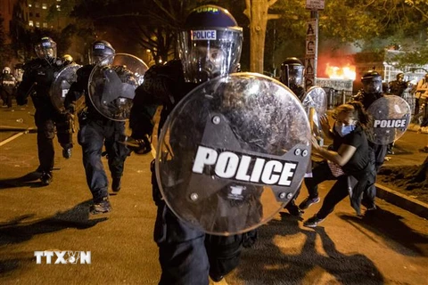 Cảnh sát được triển khai nhằm ngăn người biểu tình phản đối nạn phân biệt chủng tộc, tại Washington D.C., Mỹ. (Ảnh: AFP/TTXVN)