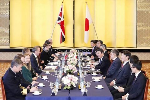 Ngoại trưởng Nhật Bản Toshimitsu Motegi (thứ năm từ phải sang) và người đồng cấp Anh Dominic Raab (thứ năm từ trái sang) hội đàm tại Tokyo ngày 8/2. (Nguồn: Kyodo)