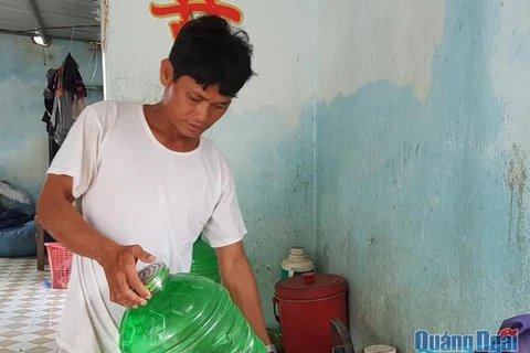 Nước giếng đột ngột nhiễm mặn khiến người dân thôn Sơn Trà, xã Bình Đông (Bình Sơn) phải mua nước về dùng. (Nguồn: Báo Quảng Ngãi)