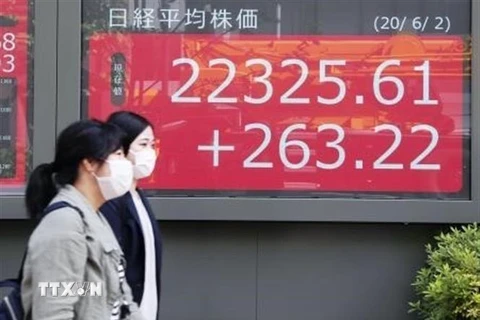 Chỉ số chứng khoán tăng điểm tại thị trường Tokyo, Nhật Bản. (Ảnh: Kyodo/TTXVN)