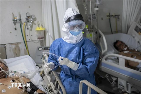 Nhân viên y tế điều trị cho bệnh nhân COVID-19 tại bệnh viện ở Atizapan, Mexico. (Ảnh: AFP/TTXVN)
