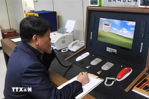 Giới chức Hàn Quốc liên lạc với người đồng cấp Triều Tiên thông qua đường dây nóng liên lạc giữa hai miền Triều Tiên tại khu phi quân sự Panmunjom ở Paju, Hàn Quốc ngày 3/1/2018. (Ảnh: AP/TTXVN)
