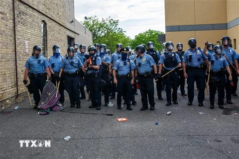 Cảnh sát được triển khai để giải tán người biểu tình trong cuộc tuần hành phản đối nạn phân biệt chủng tộc sau cái chết của người đàn ông da màu George Floyd, tại thành phố Minneapolis, Mỹ. (Ảnh: AFP/TTXVN)