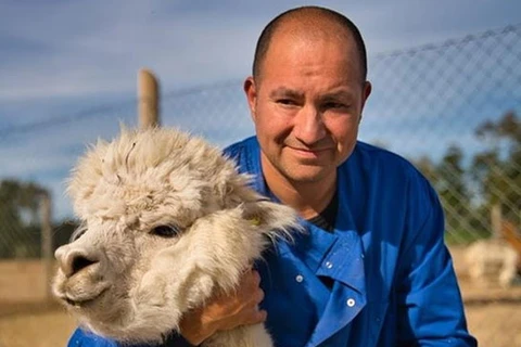 Bác sỹ Alejandro Rojas và một con lạc đà không bướu. (Nguồn: burgeronreport.com)